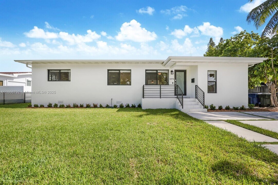 5970 SW 16th St in Miami, FL - Building Photo