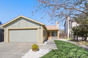 1377 Elwood St in Woodland, CA - Building Photo