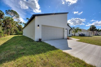 3750 Junction St in North Port, FL - Building Photo - Building Photo