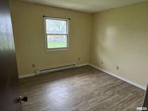 243 S Durkin Dr, Unit 24 in Springfield, IL - Building Photo - Building Photo