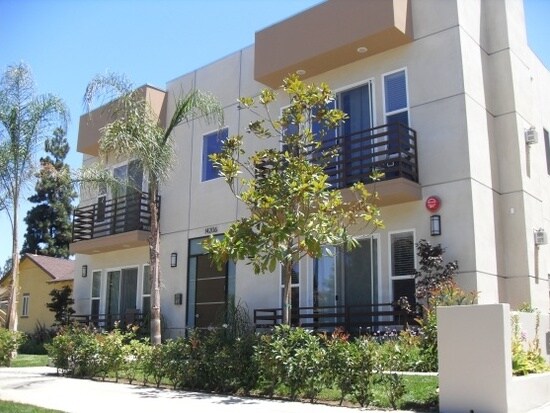 14206 Riverside Dr in Los Angeles, CA - Building Photo