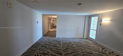 7910 Harbor Island Dr in North Bay Village, FL - Building Photo - Building Photo