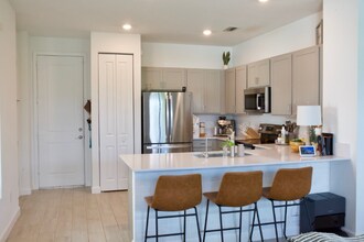 1011 White Oak Ter in Riviera Beach, FL - Foto de edificio - Building Photo