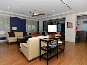 100 NE 6th St, Unit 203 in Boynton Beach, FL - Foto de edificio - Building Photo