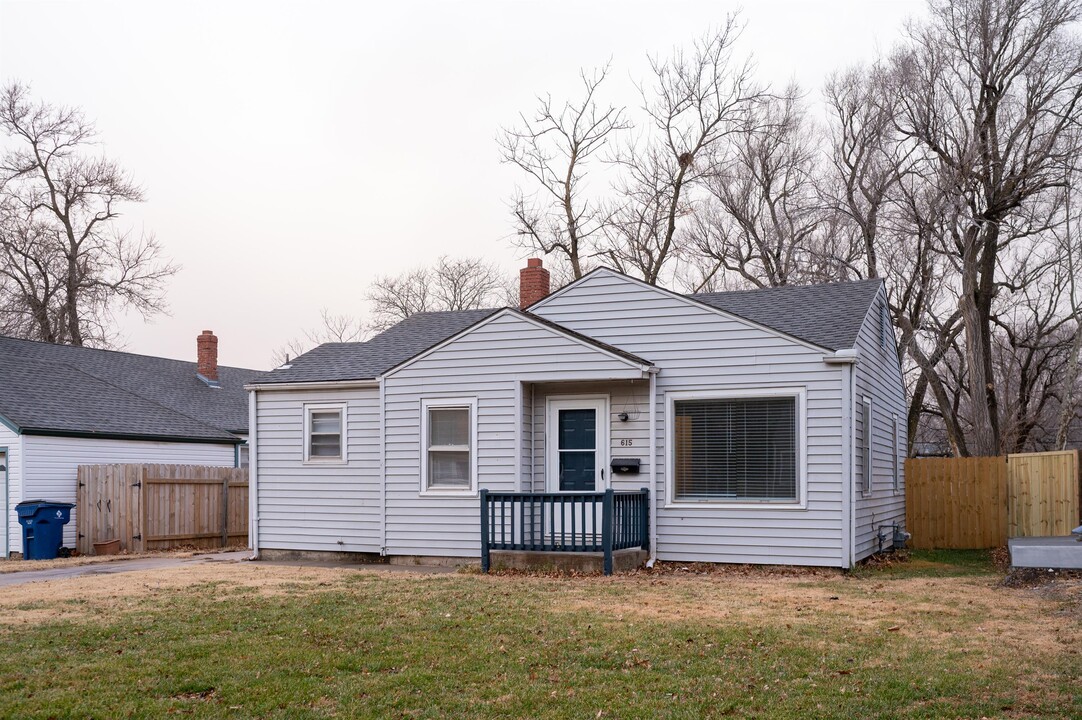 615 N Old Manor Rd in Wichita, KS - Foto de edificio