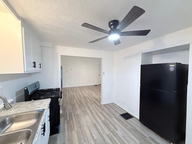 537 McCully St in White Oak, PA - Building Photo - Building Photo