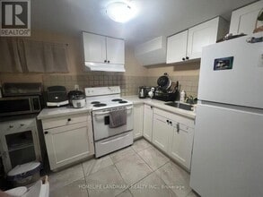 94 Longford Dr in Newmarket, ON - Building Photo - Building Photo