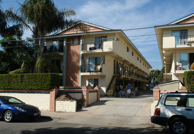 The Laguna Apartments in Goleta, CA - Foto de edificio - Building Photo