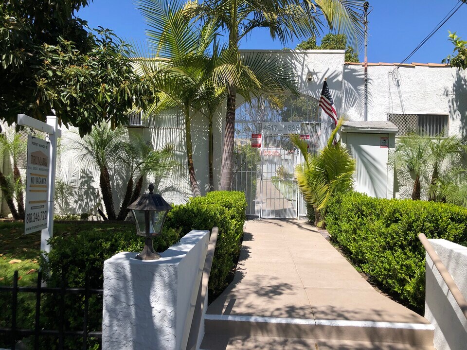 4525 Franklin Ave in Los Angeles, CA - Building Photo