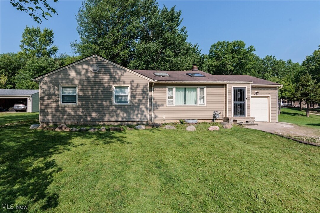 2650 Elizabeth St in Avon, OH - Building Photo