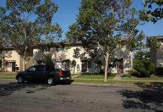 2726 S Baker St in Santa Ana, CA - Building Photo - Building Photo