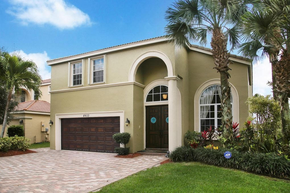 8933 Alexandra Cir in Wellington, FL - Building Photo
