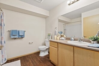 Interurban Senior Living Apartments in Seattle, WA - Foto de edificio - Building Photo