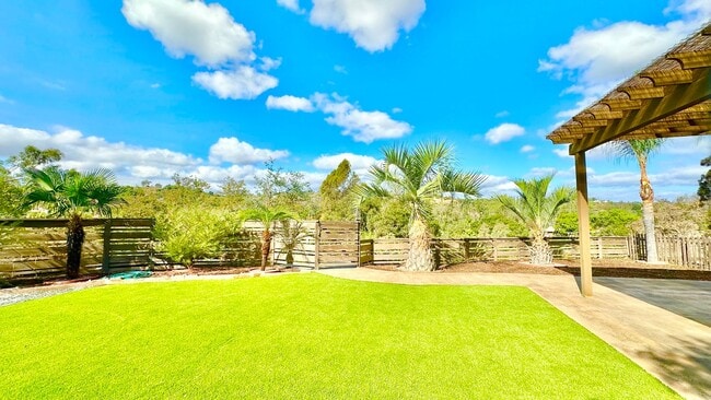 2831 Nuestra Ln in Fallbrook, CA - Foto de edificio - Building Photo