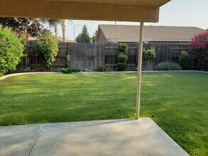5723 Sarona St in Bakersfield, CA - Building Photo - Building Photo