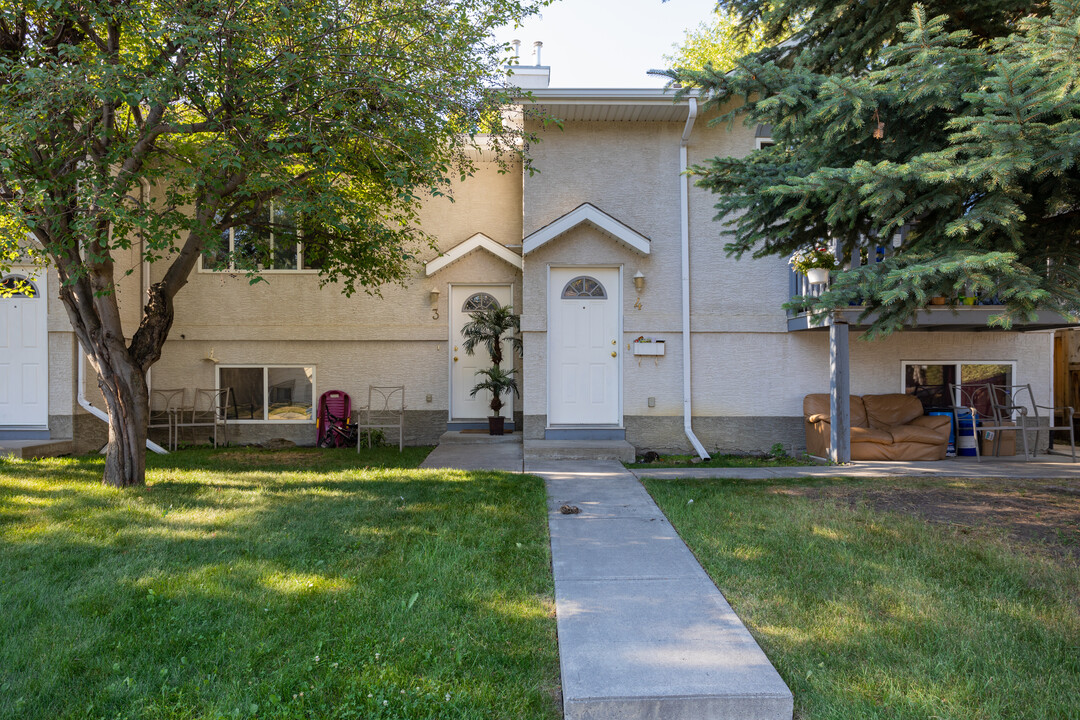 7511B 41 Av NW in Calgary, AB - Building Photo