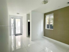 6855 NW 103rd Ave in Doral, FL - Building Photo - Building Photo