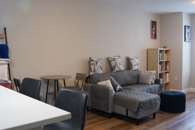 500 S Center St, Unit 1 bedroom Downtown Newark in Orange, NJ - Foto de edificio - Building Photo