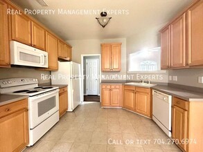 10001 Glencrest Dr in Huntersville, NC - Building Photo - Building Photo