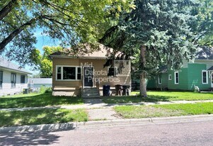 404 S Minnesota St in Mitchell, SD - Building Photo