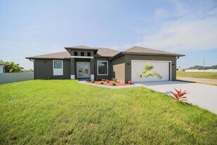 422 Kismet Pkwy E in Cape Coral, FL - Building Photo