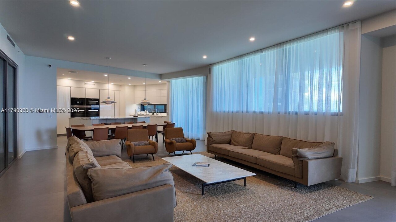 18555 Collins Ave, Unit 905 in Sunny Isles Beach, FL - Building Photo
