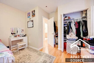 3211 W Armitage Ave, Unit 2 in Chicago, IL - Foto de edificio - Building Photo