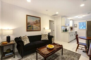 306 E Victory Dr in Savannah, GA - Building Photo