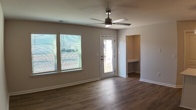 205 Higher Ct in Fountain Inn, SC - Foto de edificio - Building Photo