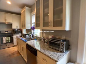 24 Greenleaf Ave, Unit 2 in Medford, MA - Building Photo - Building Photo