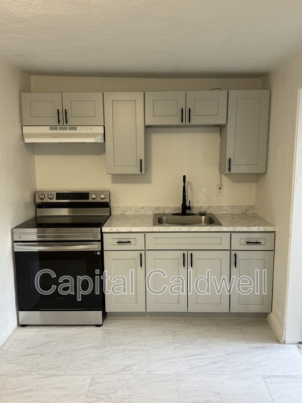 240c E Martin Luther King Jr Dr in Tarpon Springs, FL - Building Photo - Building Photo