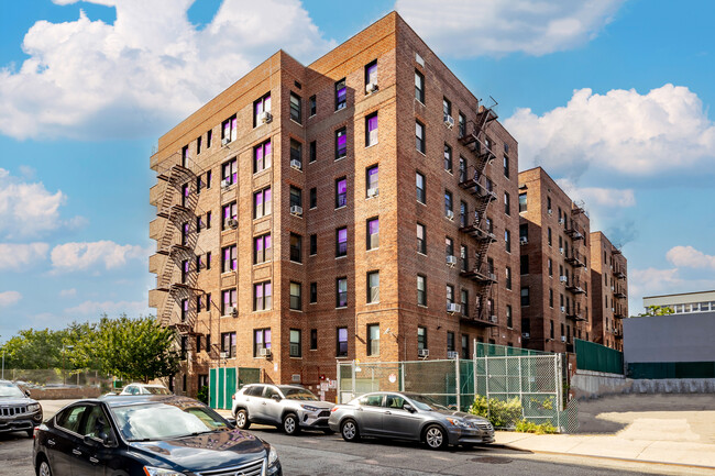 8431 Van Wyck Expy in Jamaica, NY - Foto de edificio - Building Photo