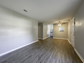 4539 Dakota St, Unit #3 in Dickinson, TX - Foto de edificio - Building Photo