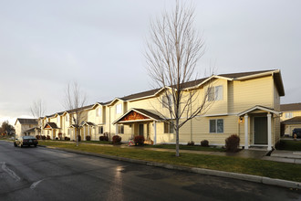 Fairhaven Vista in Redmond, OR - Building Photo - Building Photo