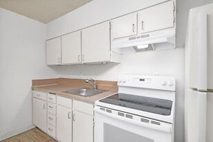 7582 SW Hunziker Rd in Portland, OR - Building Photo