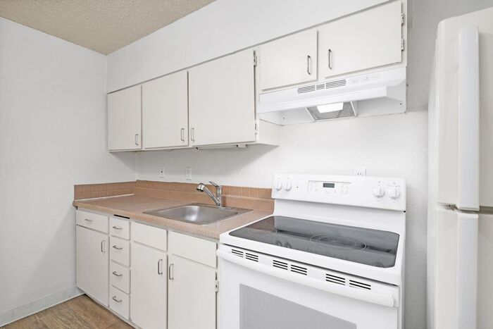 7582 SW Hunziker Rd in Portland, OR - Building Photo