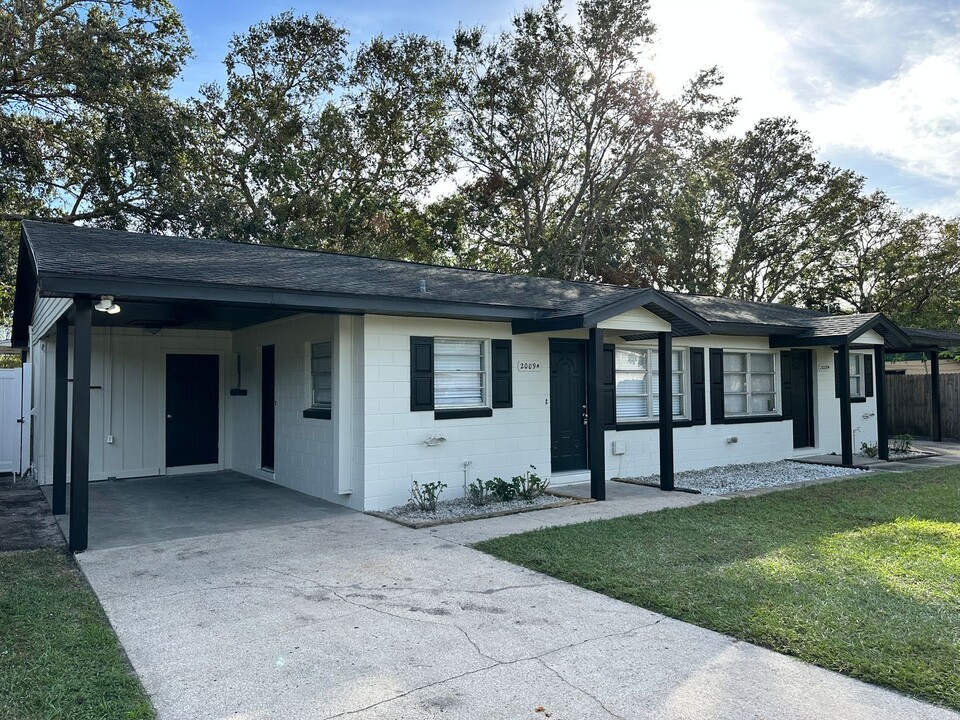 2009 Jobbins Dr in Leesburg, FL - Foto de edificio