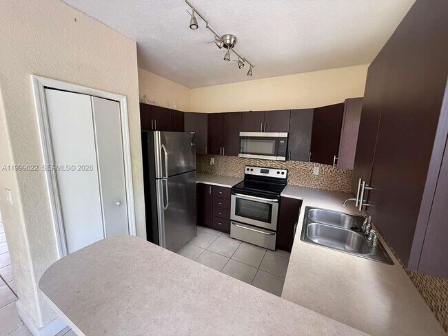 6990 NW 177th St in Hialeah, FL - Building Photo - Building Photo