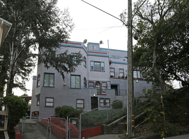 1074 E 33rd St in Oakland, CA - Building Photo - Building Photo