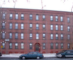 586 S Summer St in Holyoke, MA - Building Photo