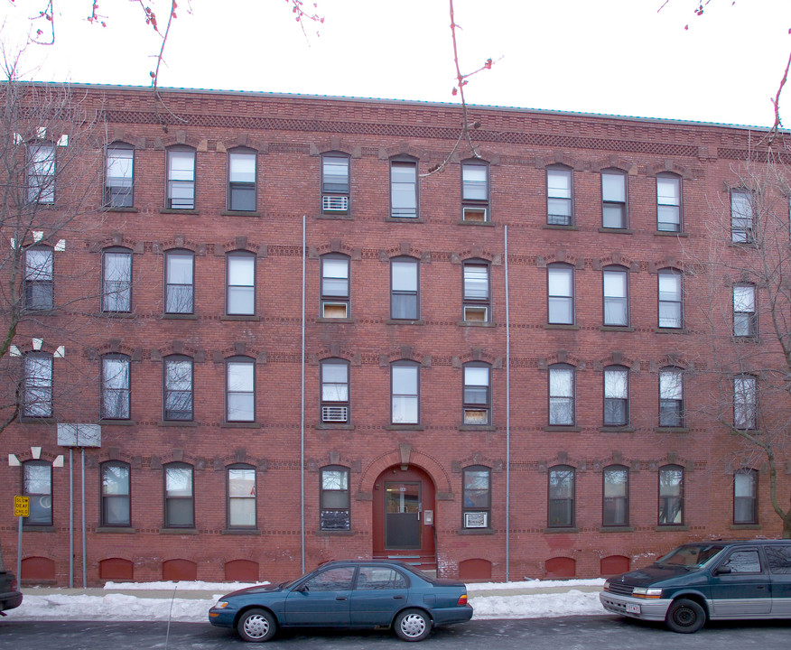 586 S Summer St in Holyoke, MA - Foto de edificio