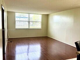 6870 Royal Palm Blvd in Margate, FL - Building Photo