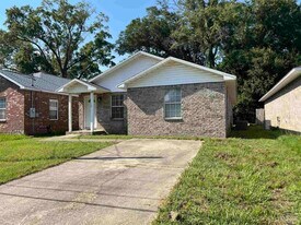 1760 W Strong St in Pensacola, FL - Building Photo