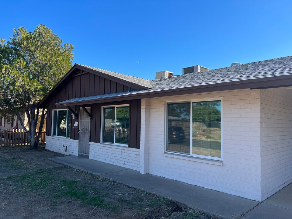 2333 W Larkspur Dr in Phoenix, AZ - Building Photo