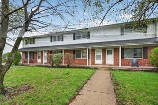 115 Colonial Pkwy in Yorkville, IL - Building Photo