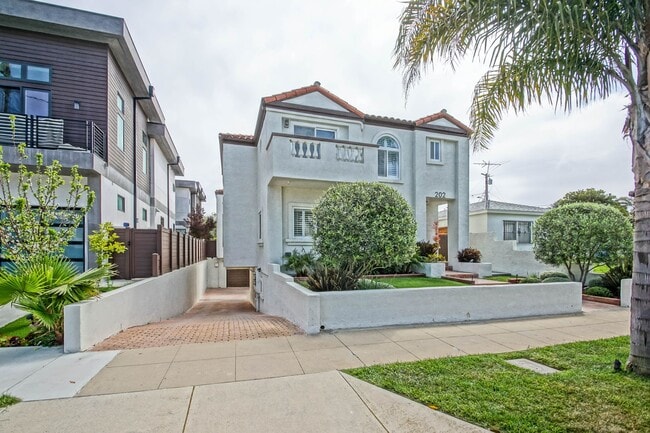 202 N Juanita Ave in Redondo Beach, CA - Building Photo - Building Photo