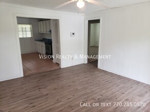 1070 Ollie Cir NW in Atlanta, GA - Foto de edificio - Building Photo