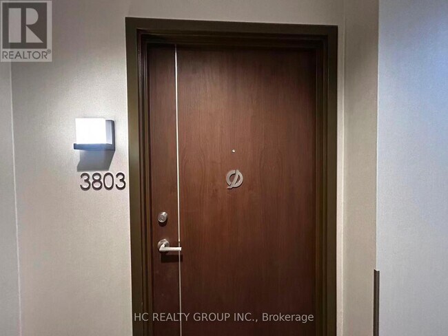 117 McMahon Dr in Toronto, ON - Building Photo - Building Photo
