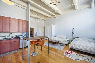 300 COMMUNIPAW Ave in Jersey City, NJ - Foto de edificio - Building Photo