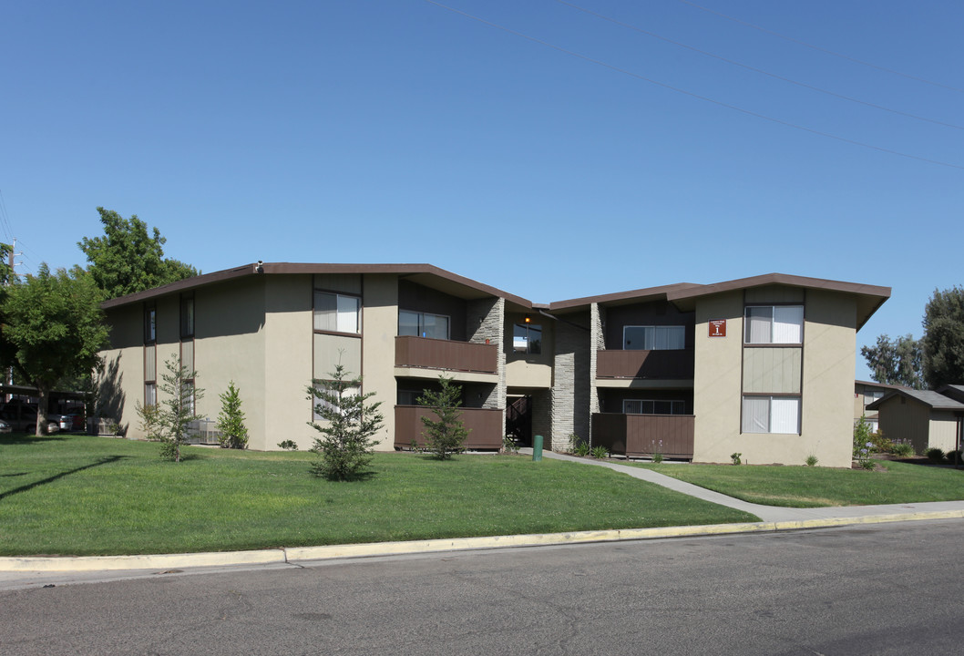 Country Club Apartments in Lemoore, CA - Building Photo